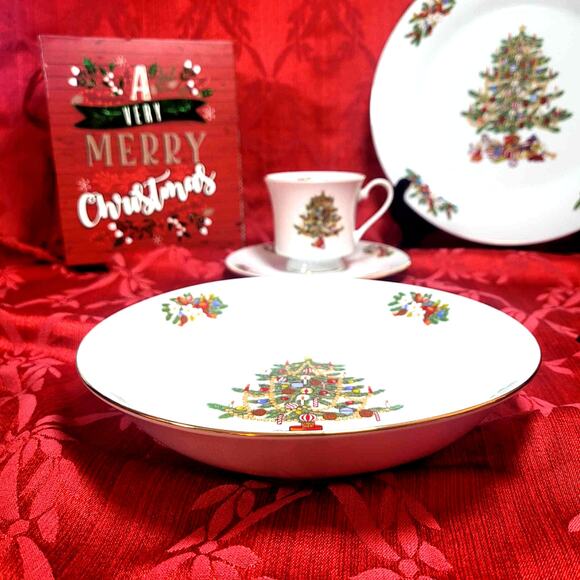 CROWN MING MISTLETOE CHINA Four 5 Piece Place Setting 2 sets available Christmas - Picture 8 of 13
